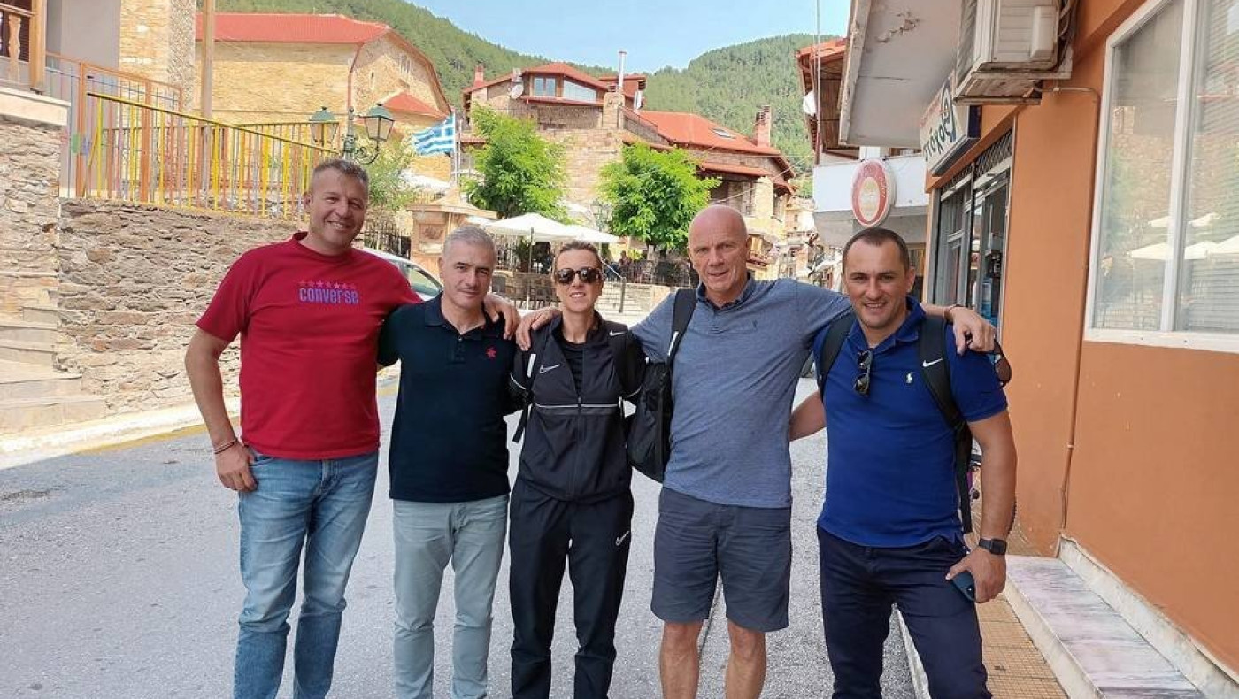 Ο νέος αρχιδιαιτητής της Σούπερ Λιγκ, Στιβ Μπένετ, σε βλάχικο γλέντι