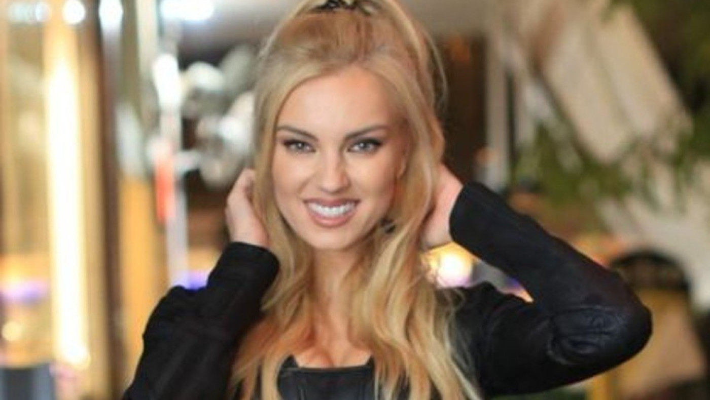 Τζούλια Νόβα: Με λεοπάρ μπικίνι στην Πάρο, οκτώ μήνες μετά τη γέννηση της κόρης της