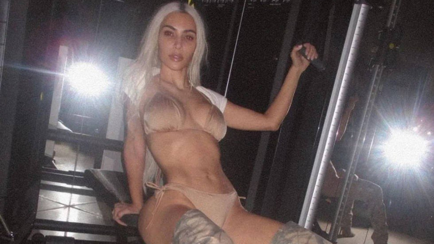 Κιμ Καρντάσιαν: «Κολάζει» στο γυμναστήριο με μπικίνι και ψηλές μπότες