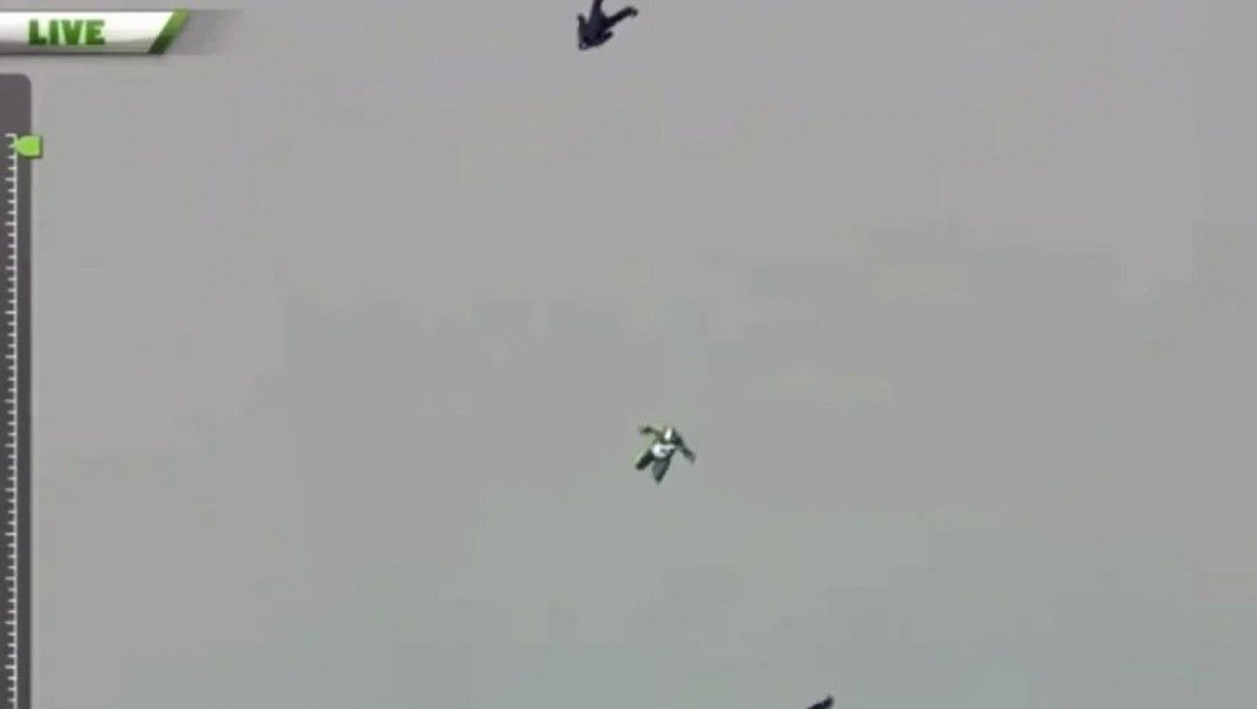 Ένας τρομερά «γενναίος» τύπος πηδάει από τα 25.000 πόδια χωρίς αλεξίπτωτο