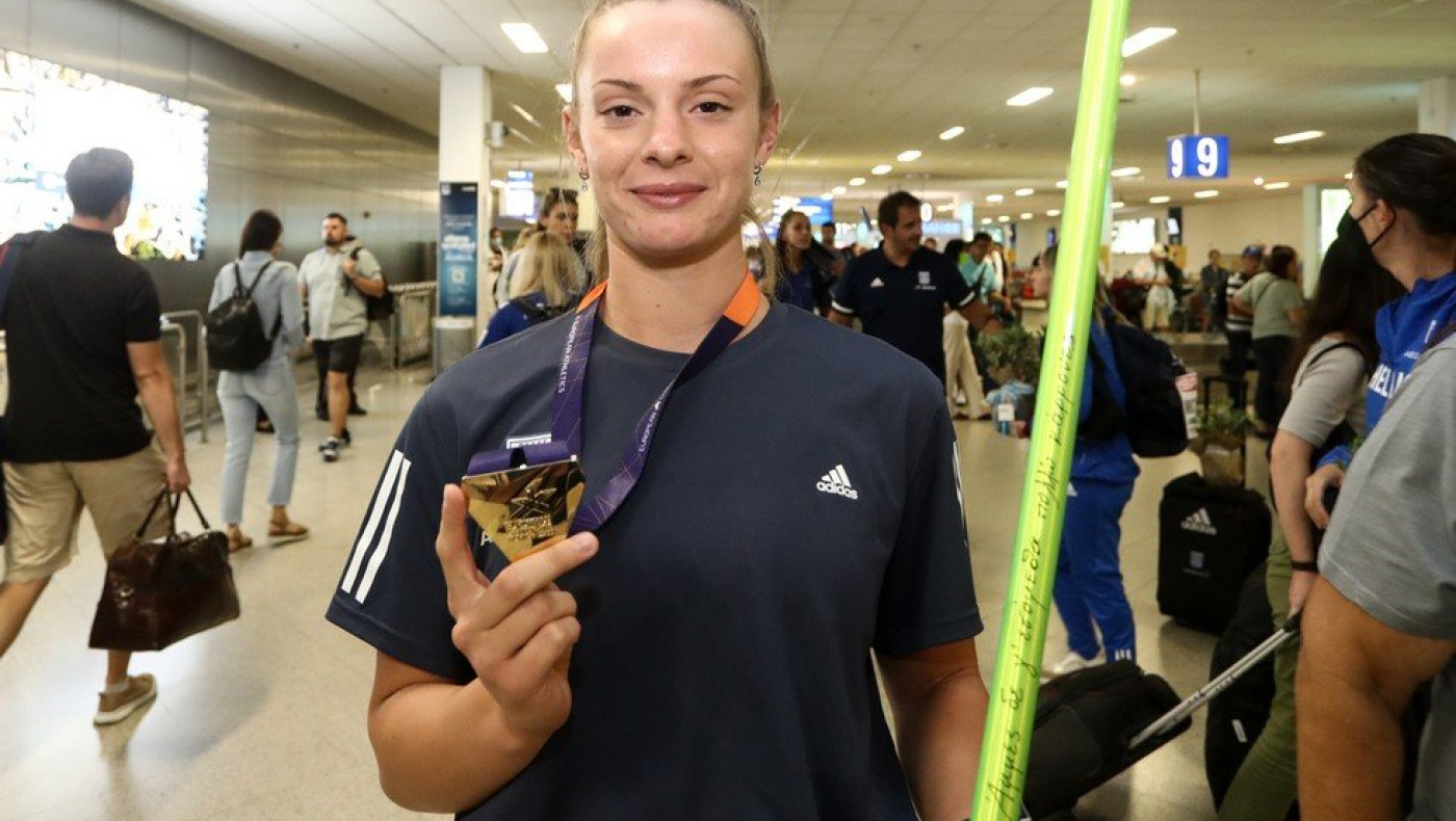 Χαμός στην επιστροφή της Ελίνας Τζένγκο στη Θεσσαλονίκη (vids)