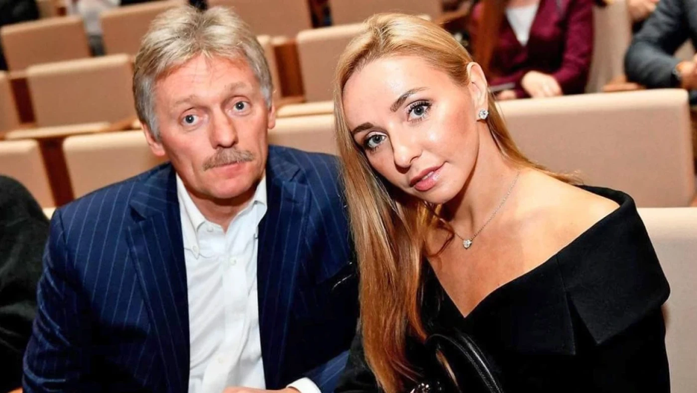 Η σύζυγος του Πεσκόφ, του εκπροσώπου του Πούτιν, σπάει πιάτα στην Ελλάδα και οι Ρώσοι την βρίζουν