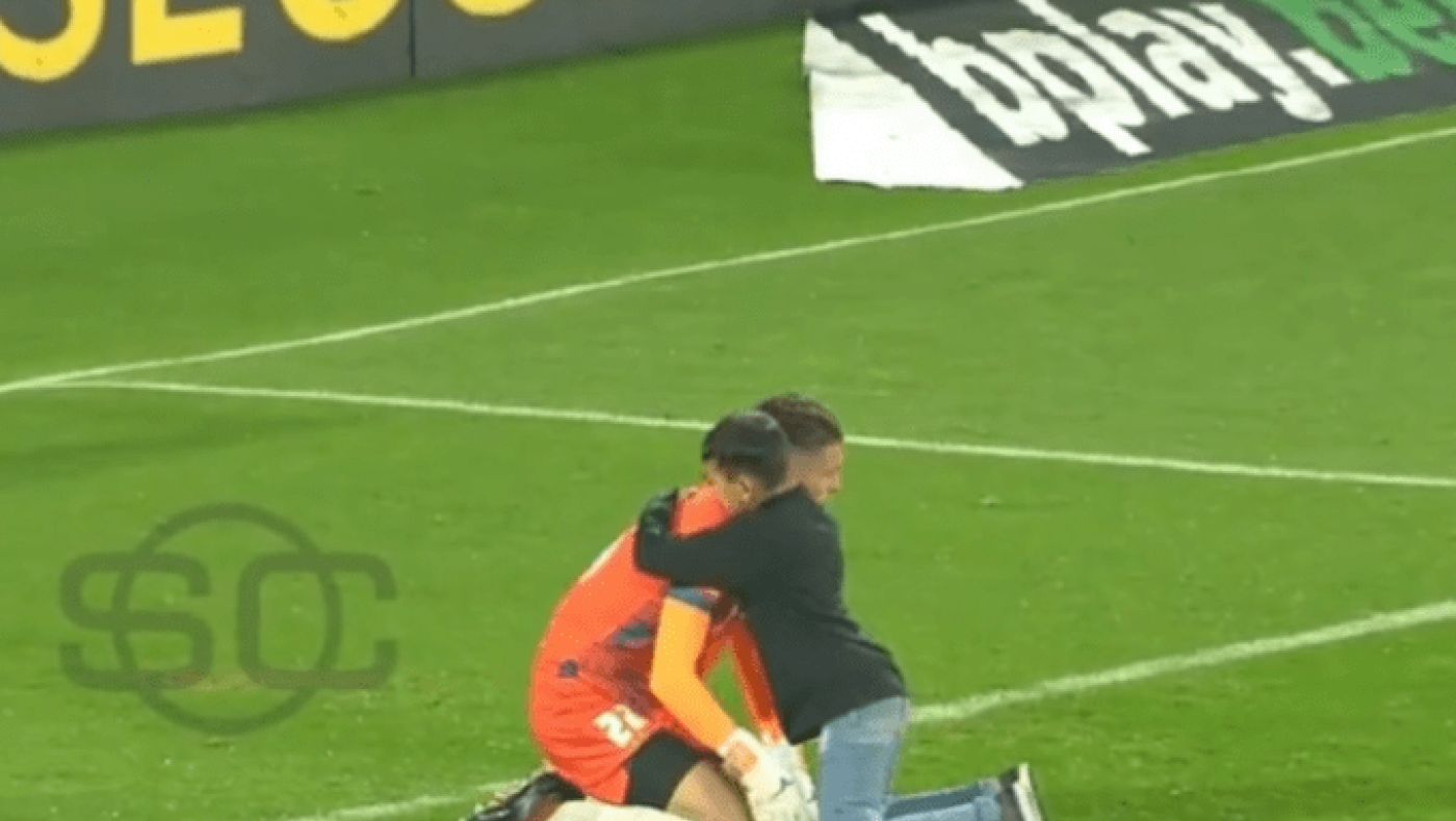 Πιτσιρικάς μπούκαρε στο γήπεδο και χάρισε αγκαλιά...παρηγοριάς στον τερματοφύλακα