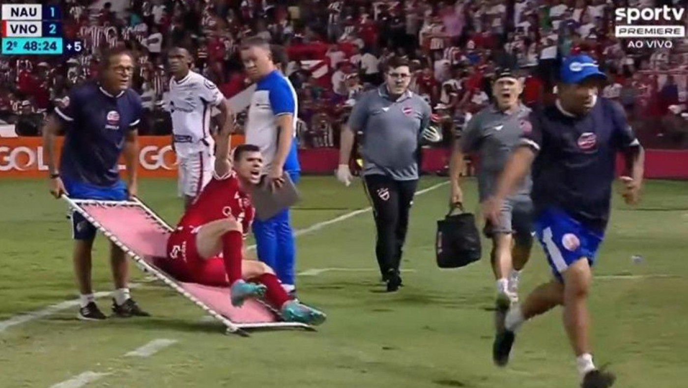 VIRAL: Τραυματιοφορέας πέταξε τον παίκτη και άρχισε να τρέχει