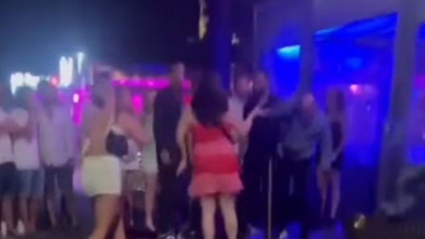 Απίστευτο - Ισπανία: Νταήδες σε κλαμπ ξυλοκόπησαν κοπέλες, τις έδειραν και με τις ζώνες τους!