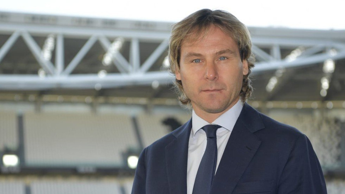 Βίντεο με τον Νέντβεντ να ξεσαλώνει με τρεις ημίγυμνες γυναίκες