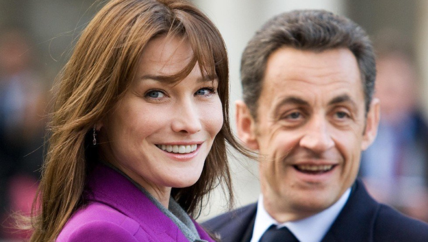 Ο πρώην Γάλλος Πρόεδρος, Νικολά Σαρκοζί, φωτογραφίζει τόπλες την Κάρλα Μπρούνι