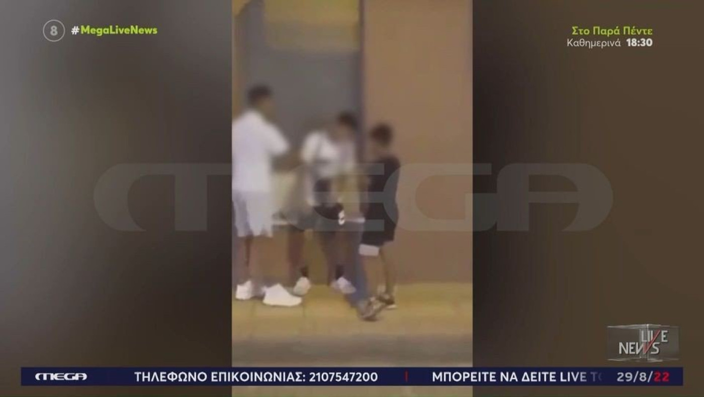 Πύργος: Ανήλικοι χαστουκίζουν συνομήλικό τους στη μέση του δρόμου (vid)