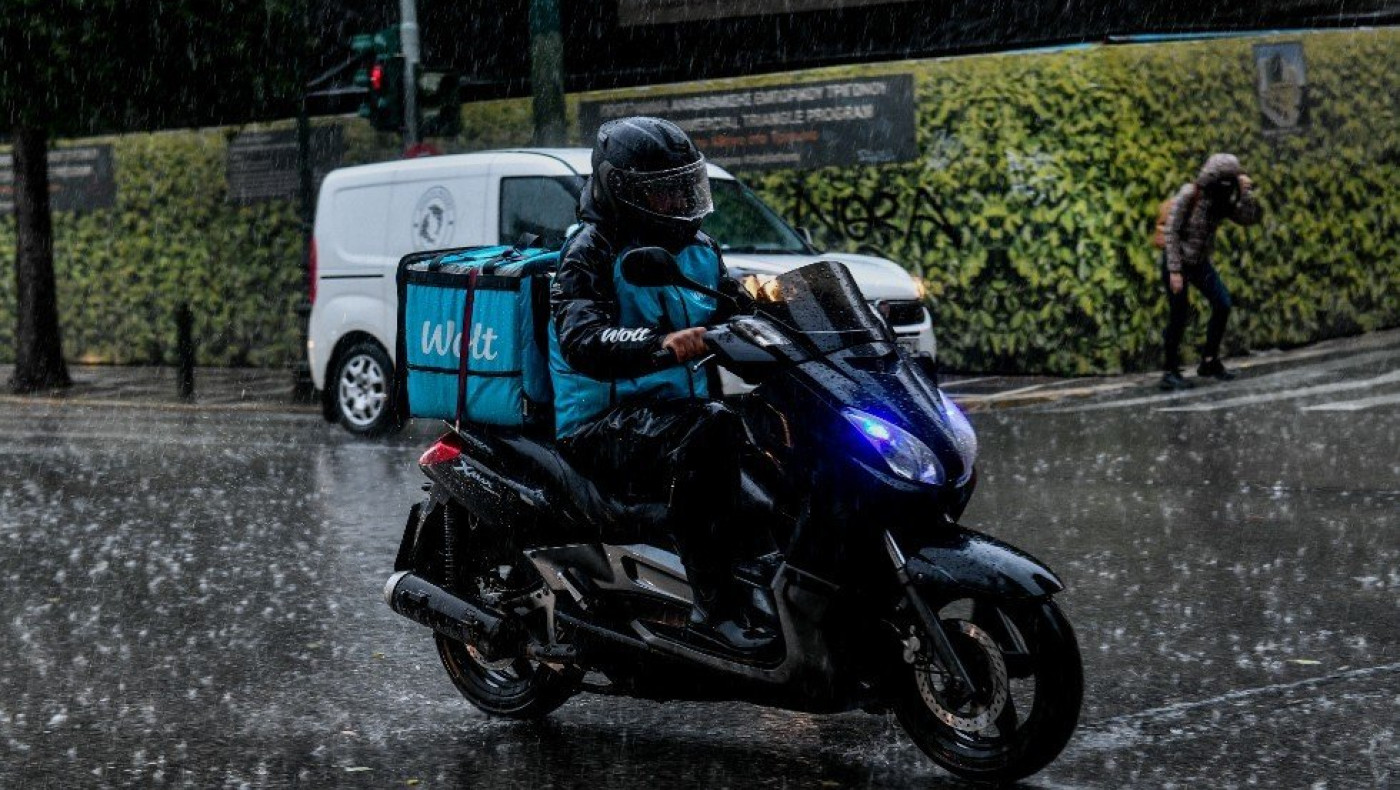 Απίστευτο περιστατικό στη Θεσσαλονίκη: Η βροχή παρέσυρε διανομέα