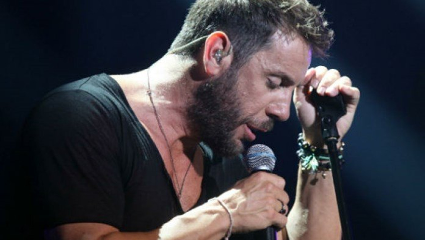 Λύγισε ο Μαζωνάκης: Η μητέρα του χόρεψε ζεϊμπέκικο στην σκηνή της γειτονιάς που μεγάλωσε