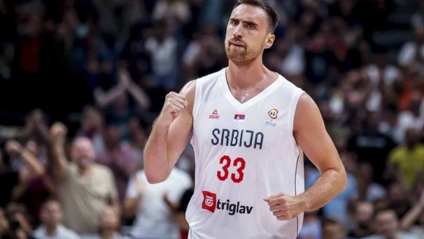 Ο Μιλουτίνοφ το έριξε έξω και τραγούδησε την «Παράνοια» (vid)