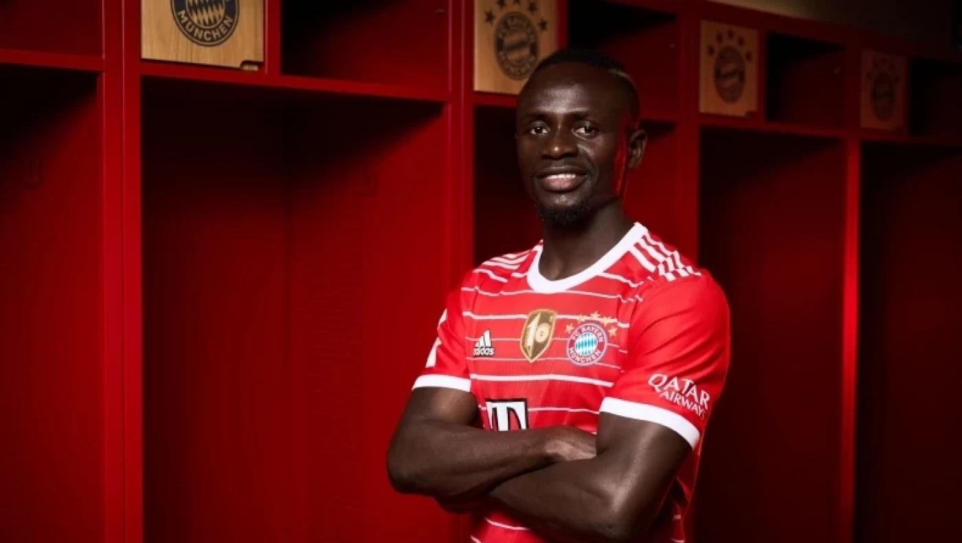 Χαμός με τον Μανέ στο Μόναχο, δύο ώρες έβγαινε φωτογραφίες και μοίραζε αυτόγραφα