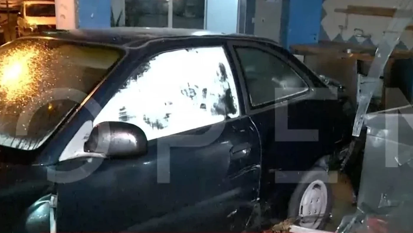 Θεσσαλονίκη: Χείμαρρος παρέσυρε αυτοκίνητο και το κάρφωσε μέσα σε ιχθυοπωλείο