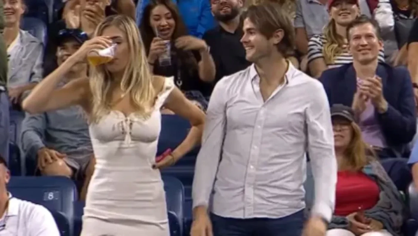 US Open: Ξανθιά καλλονή «κατεβάζει» μονορούφι τις μπύρες... ξανά και κλέβει την παράσταση