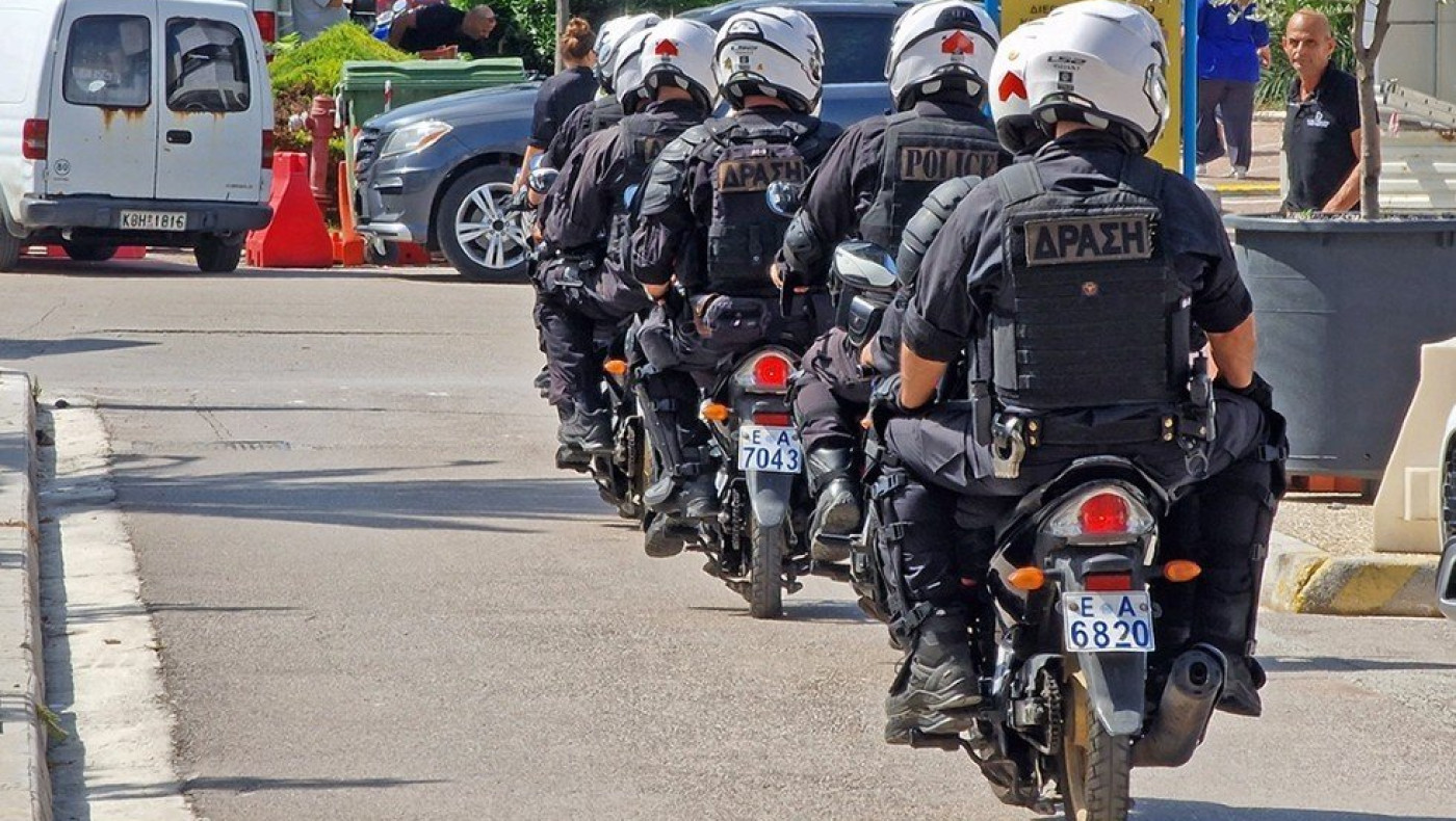 Απίστευτο περιστατικό: Κάλεσε το «100» και ζήτησε από τους αστυνομικούς να κάνουν σεξ (vid)