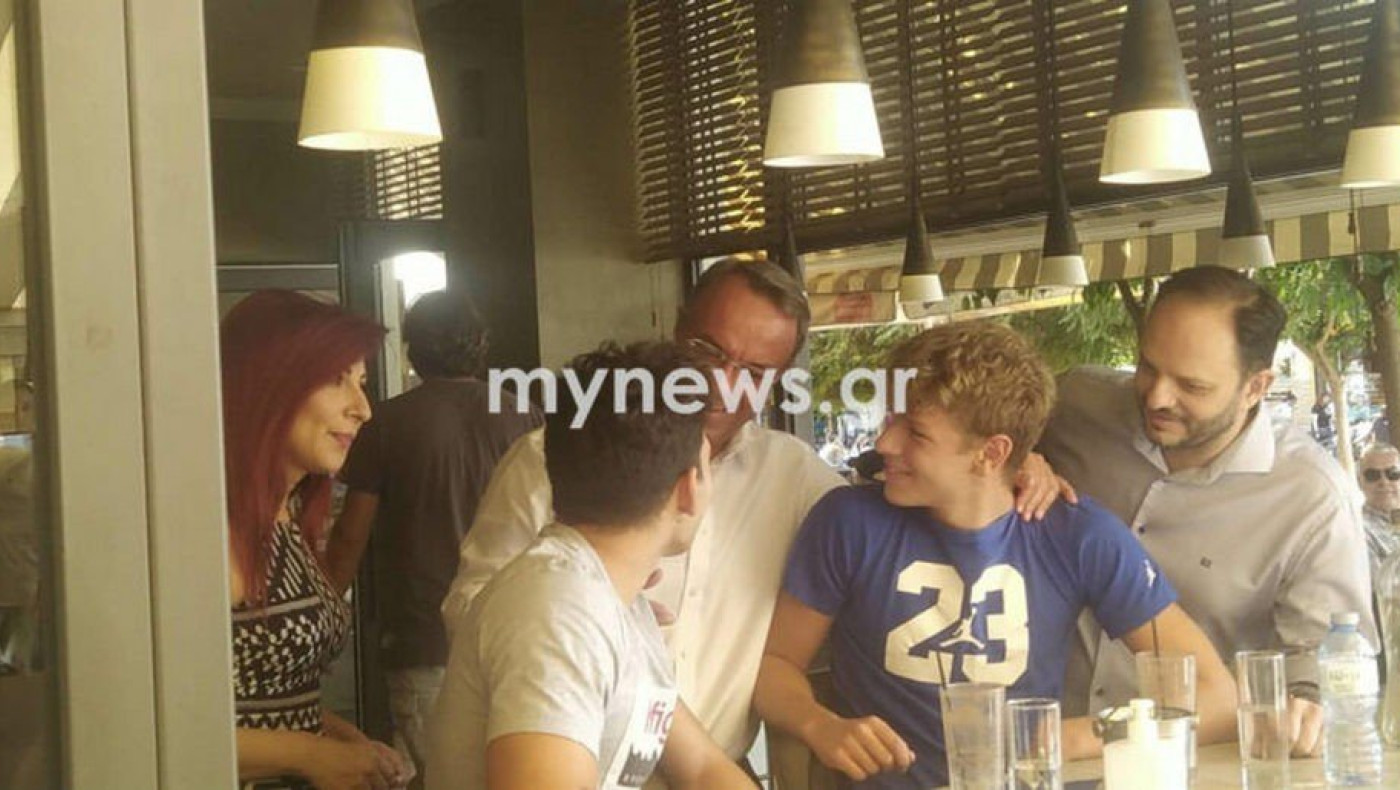 Θεσσαλονίκη: Ο Σταϊκούρας ρώτησε δύο νέους τι ομάδα υποστηρίζουν - Τι είπε για το γήπεδο του ΠΑΟΚ (vid)