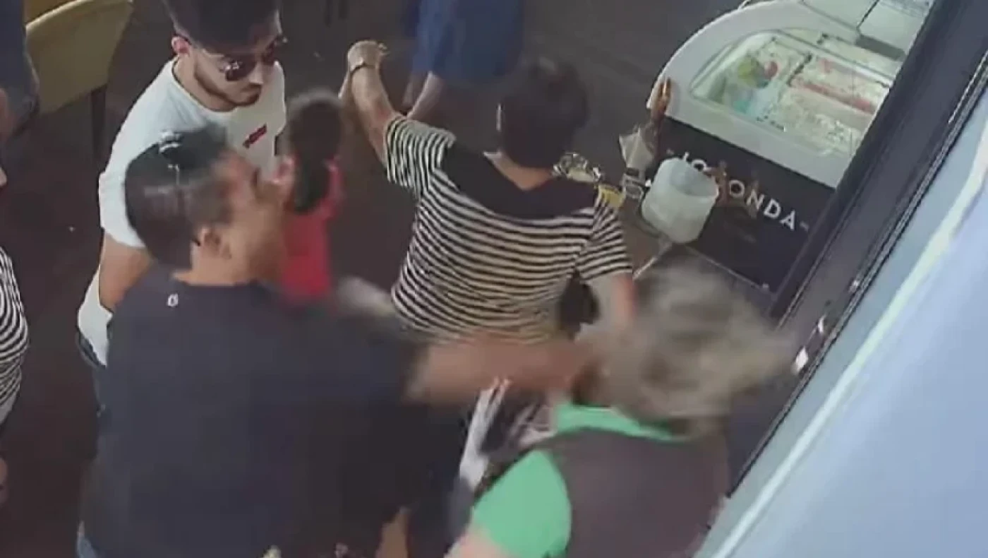 Άγριο ξύλο σε καφετέρια της Καβάλας: Πώς ξεκίνησε το επεισόδιο, τι λέει ο γιος της ιδιοκτήτριας