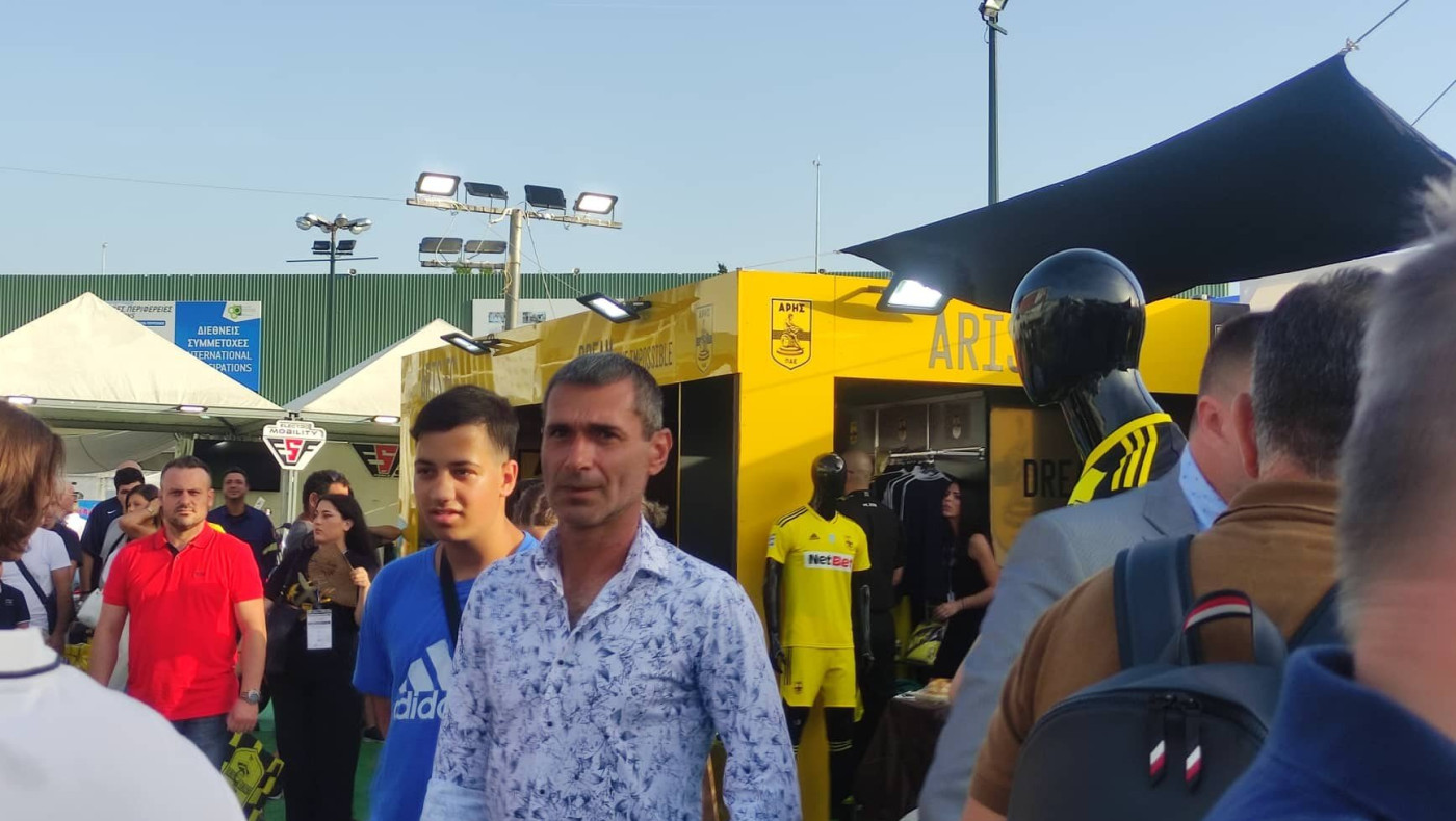 Τερζής και παίκτες στο περίπτερο του Άρη στη ΔΕΘ