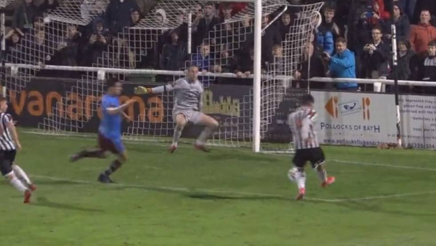 Τερματοφύλακας στην έκτη κατηγορία της Αγγλίας κάνει τέσσερις διαδοχικές αποκρούσεις στην ίδια φάση και γίνεται... viral!