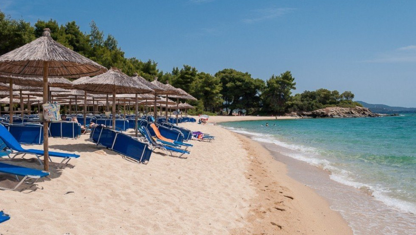 Χαλκιδική: Έστησαν παράνομο beach bar στη Λαγόμανδρα – Μήνυση από τη Δασική υπηρεσία