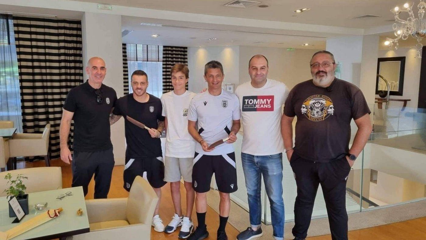 Επίσκεψη Κρητικών ΠΑΟΚτσήδων στο ξενοδοχείο: Τα ξεχωριστά δώρα σε Λουτσέσκου-Βιεϊρίνια