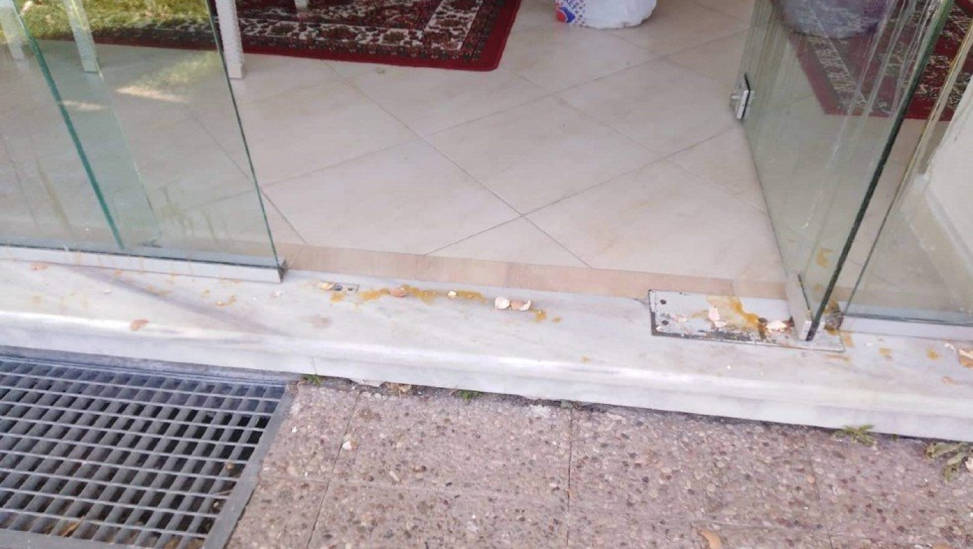 Θεσσαλονίκη: Πέταξαν αυγά στα γραφεία του ΣΥΡΙΖΑ στη Σίνδο