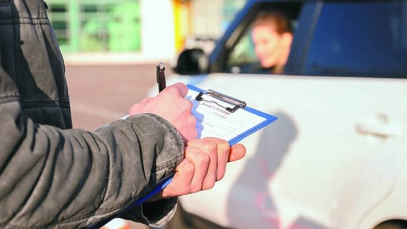 «Στημένες» εξετάσεις οδήγησης: Καλωδίωναν εξεταζόμενους για να περάσουν τις εξετάσεις