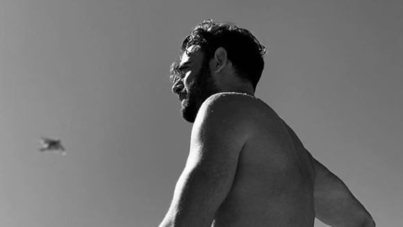 Πασίγνωστος ηθοποιός αποκαλύπτει: «Έμενα σε ένα υπόγειο χωρίς ρεύμα και ζεσταινόμουν από τον λέβητα»