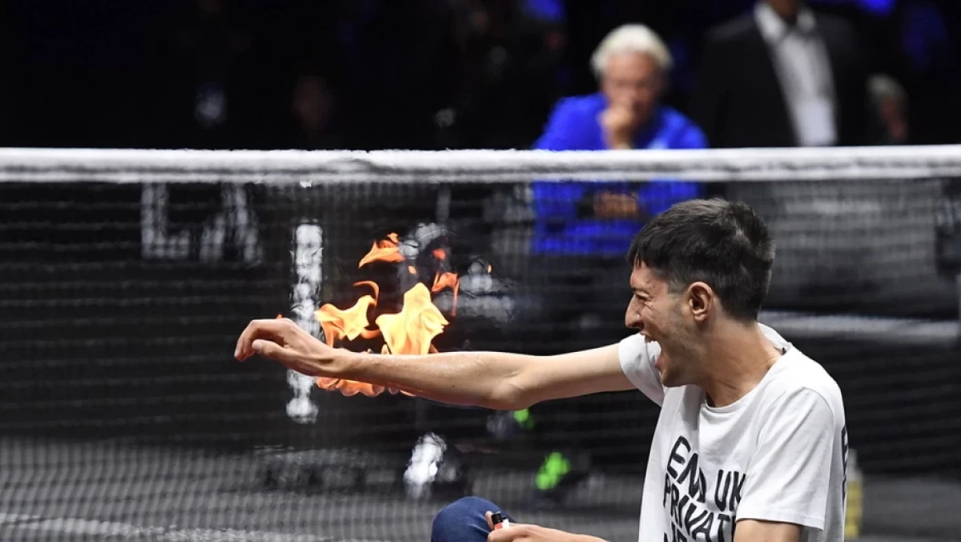 Ακτιβιστής διέκοψε τον αγώνα του Τσιτσιπά στο Λονδίνο και έβαλε φωτιά στο χέρι του