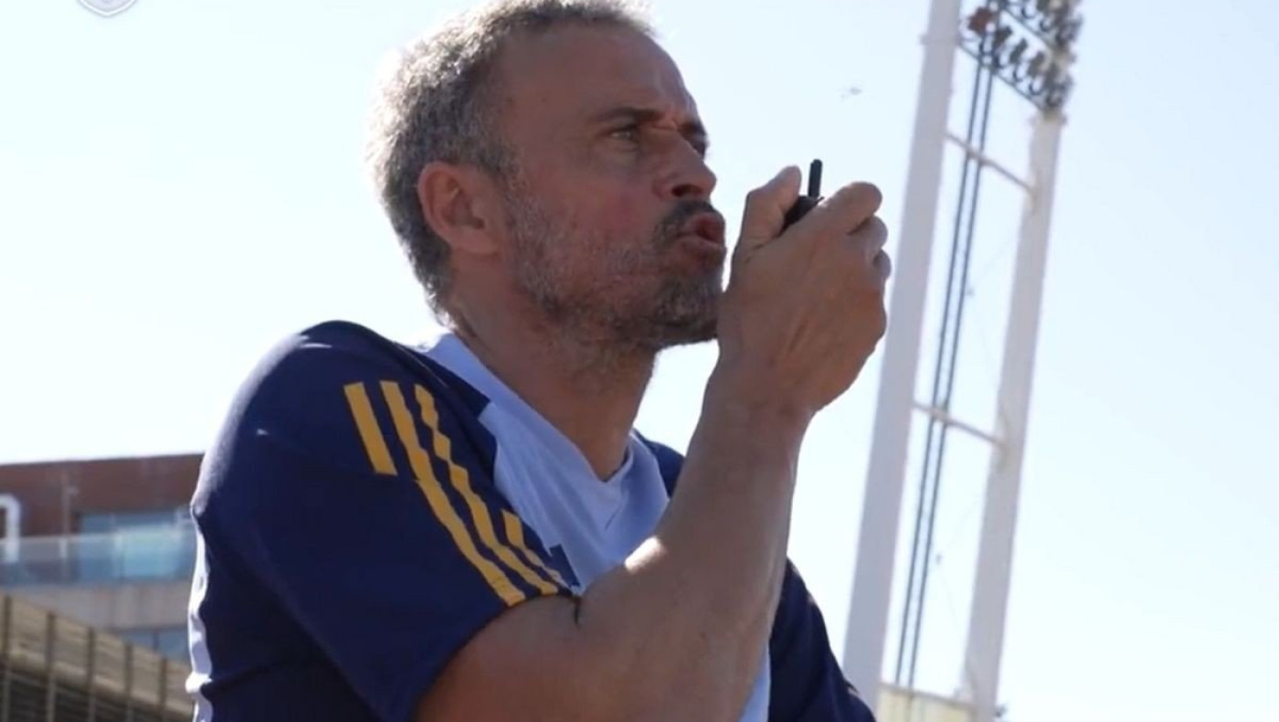 Πολύ μπροστά η Εθνική Ισπανίας: Ο Ενρίκε προπονεί με γουόκι-τόκι