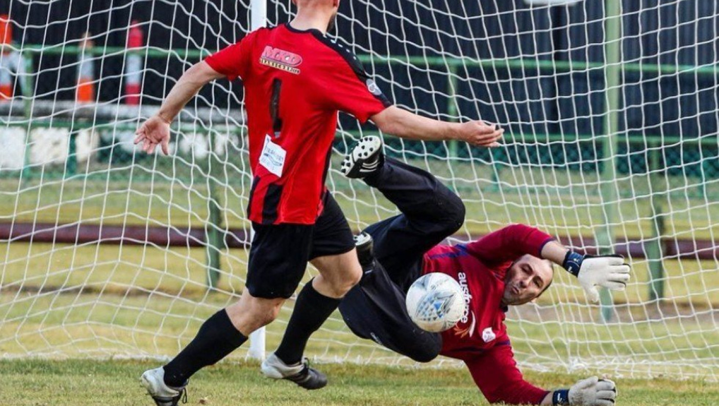 Ο Τοχούρογλου παίζει στα 50 του και εντυπωσιάζει με τις αποκρούσεις του