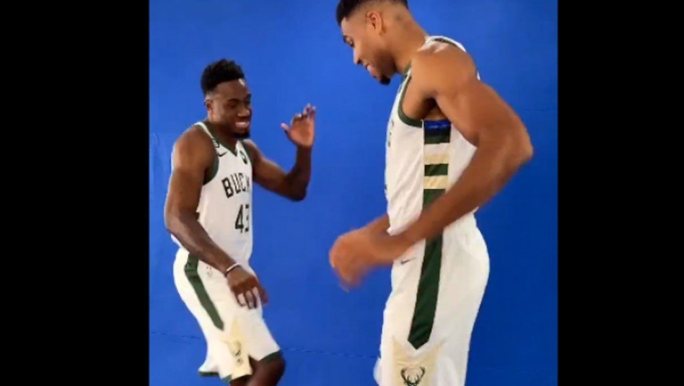 Το χορευτικό Γιάννη και Θανάση στην φωτογράφιση των Μπακς