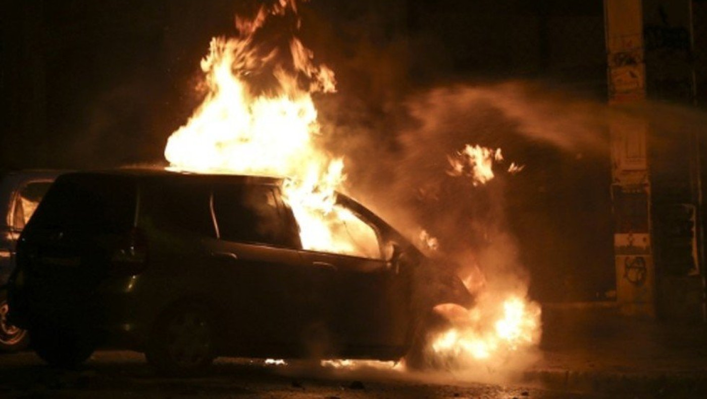 Όχημα καταστράφηκε ολοσχερώς μετά από πυρκαγιά στην Εθνική οδό Αθήνας-Θεσσαλονίκης