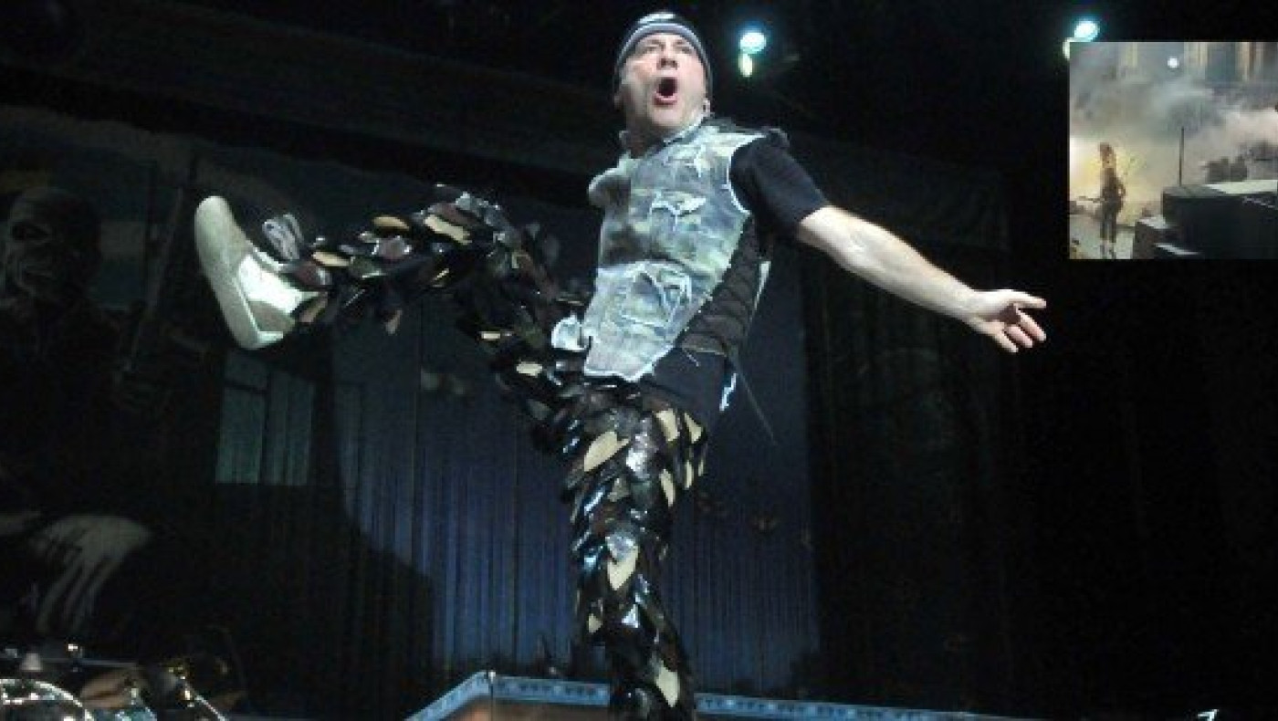 Iron Maiden: Ο Μπρους Ντίκινσον έπιασε θαυμαστή από τα μαλλιά!