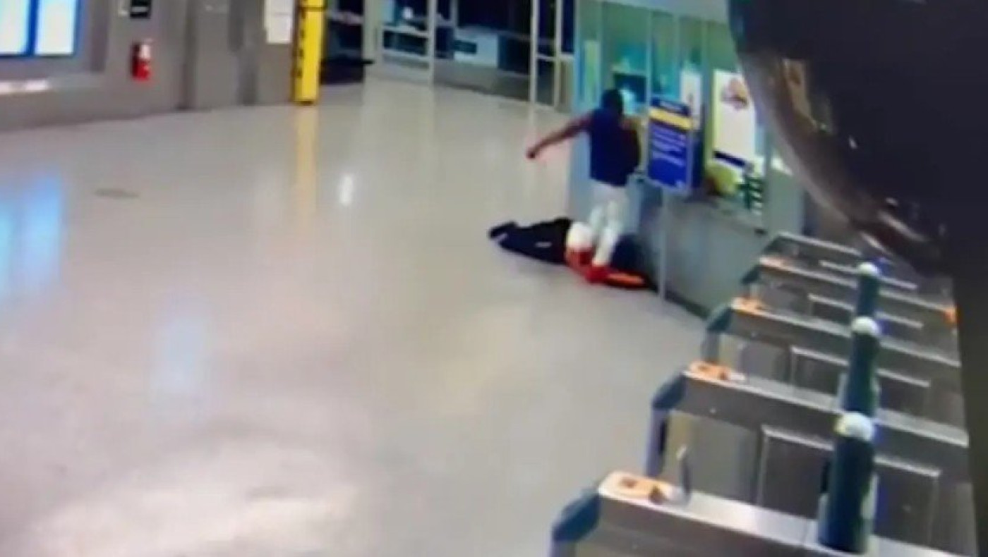 Απίστευτη επίθεση στο μετρό της Νέας Υόρκης: Της μίλησε, τον αγνόησε και την έδειρε