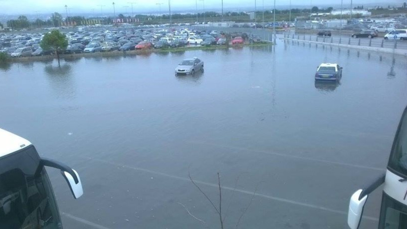 Το πάρκινγκ - λίμνη στο αεροδρόμιο Μακεδονία! (pic)