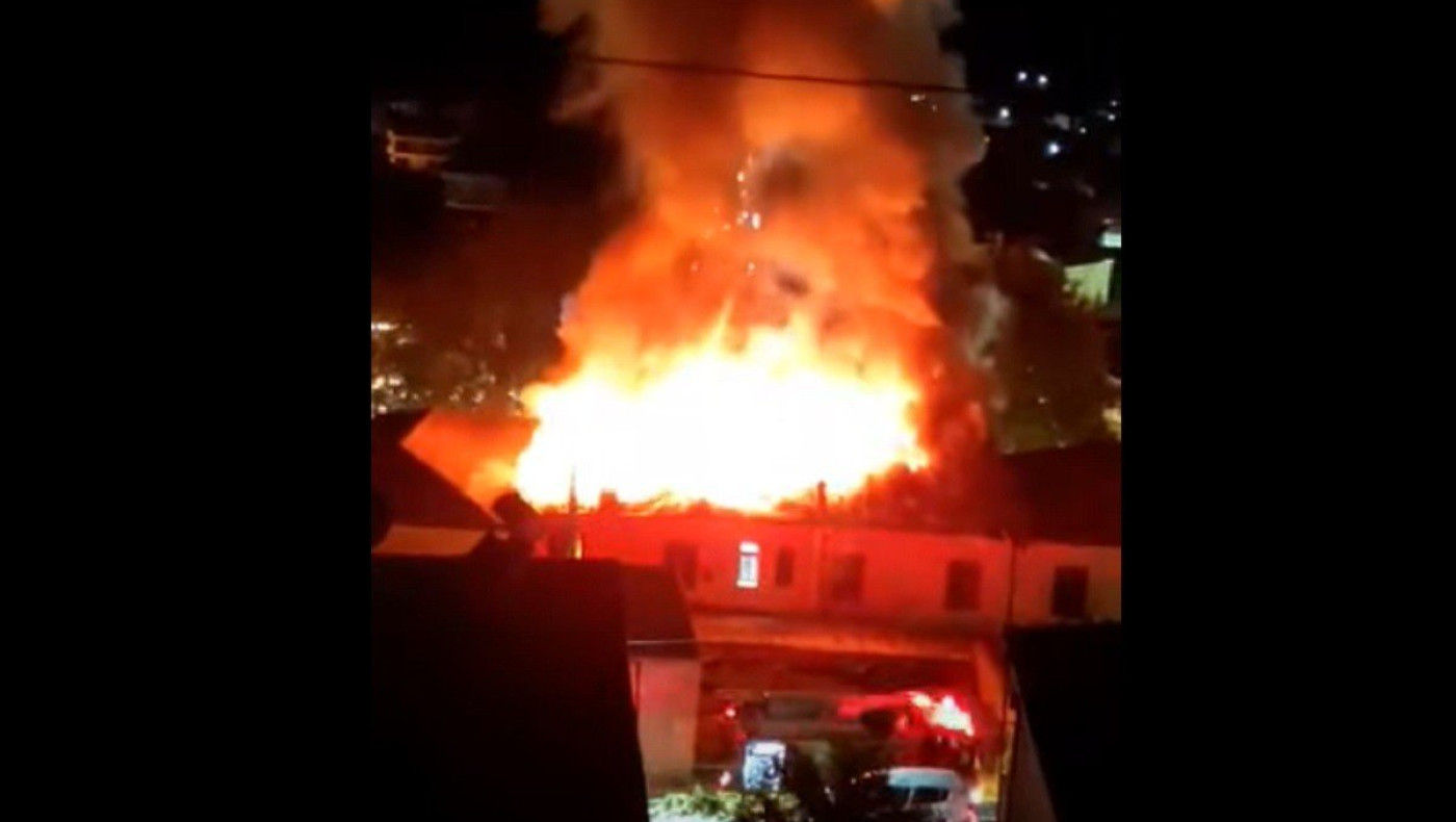 Εφιαλτική νύχτα στη Κοζάνη: Το δημαρχείο Σερβίων τυλίχθηκε στις φλόγες