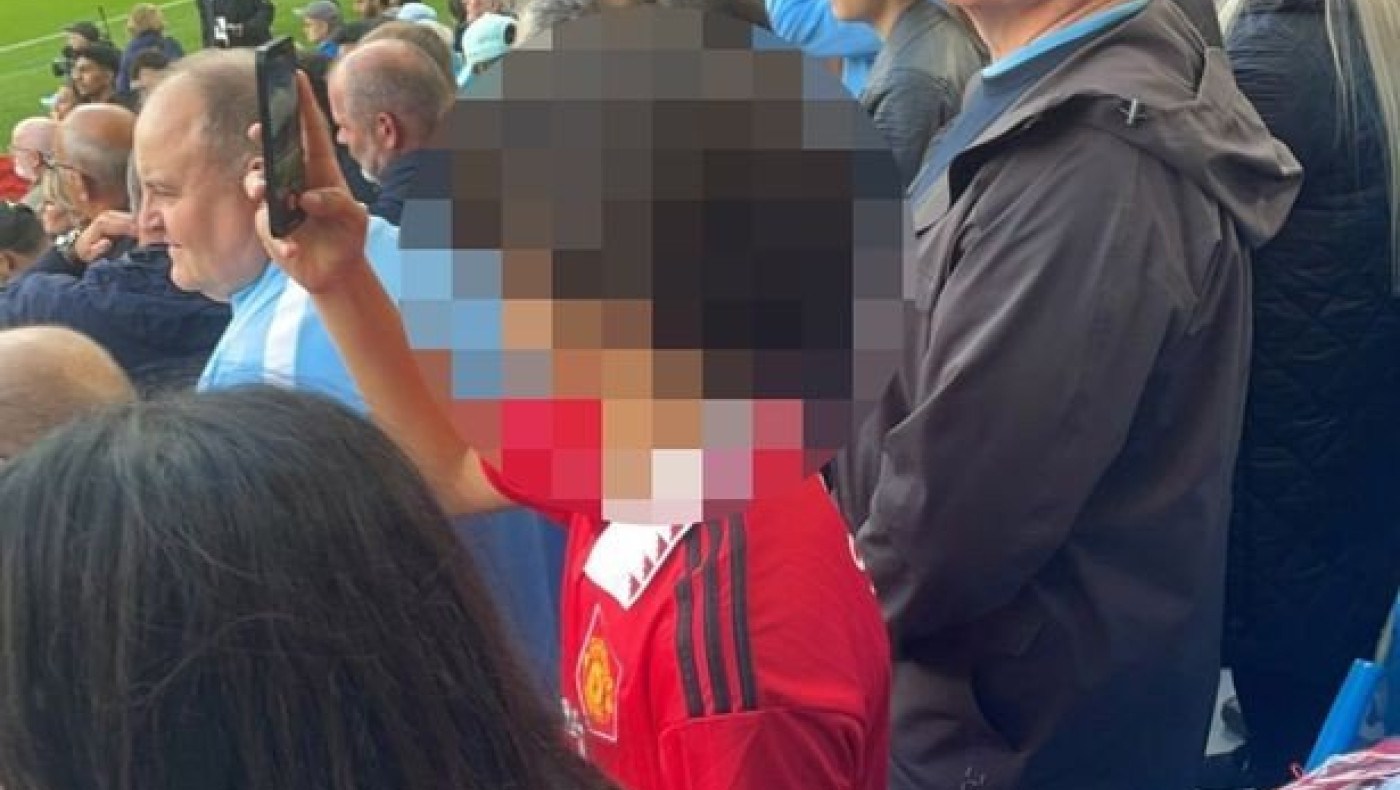 Απίστευτο περιστατικό στο Etihad: Φορούσε μπλούζα της Γιουνάιτετ και στο ημίχρονο έβγαλε κασκόλ της Σίτυ