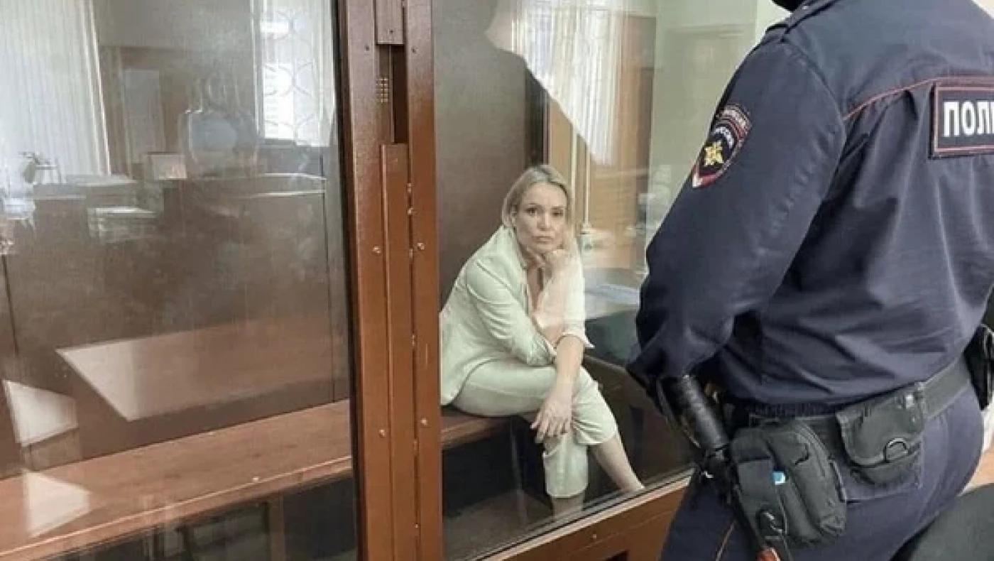 Ρωσία: Το «έσκασε» η δημοσιογράφος Μαρίνα Οβσιανίκοβα