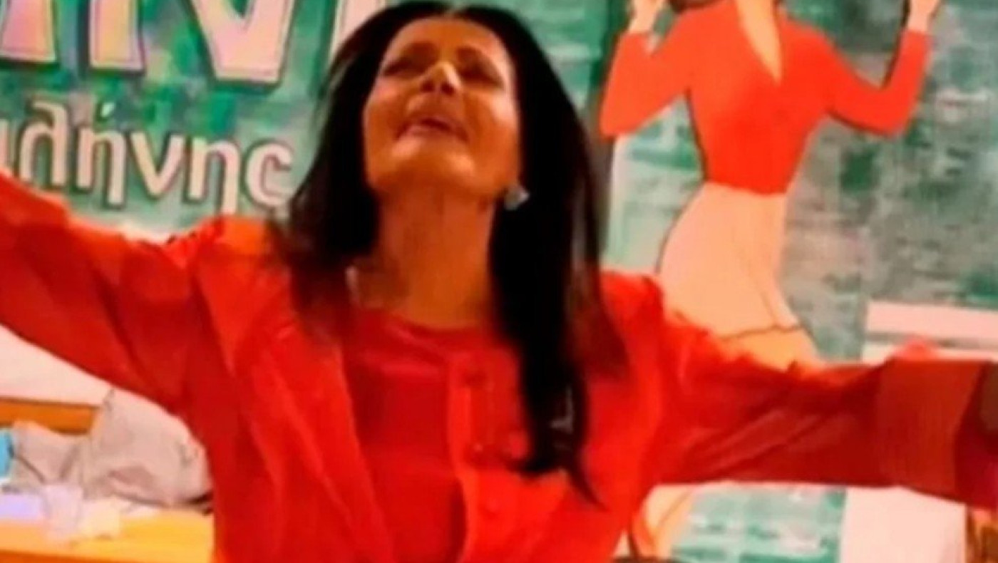 Η Ζωζώ Σαπουντζάκη χορεύει το ζεϊμπέκικο του Αργυρού «Αθήνα μου» και αποθεώνεται