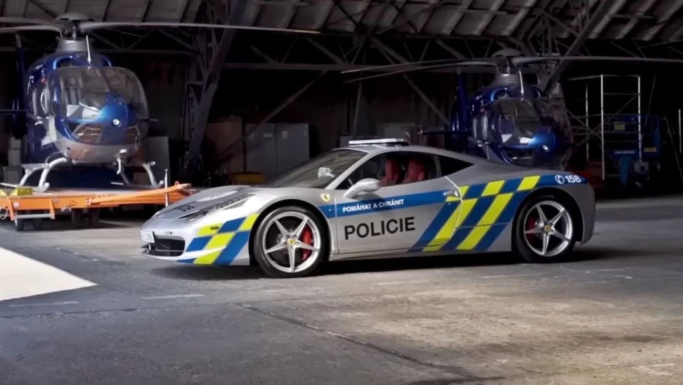 Τσεχία: Η αστυνομία μετέτρεψε κατασχεμένη Ferarri σε... περιπολικό