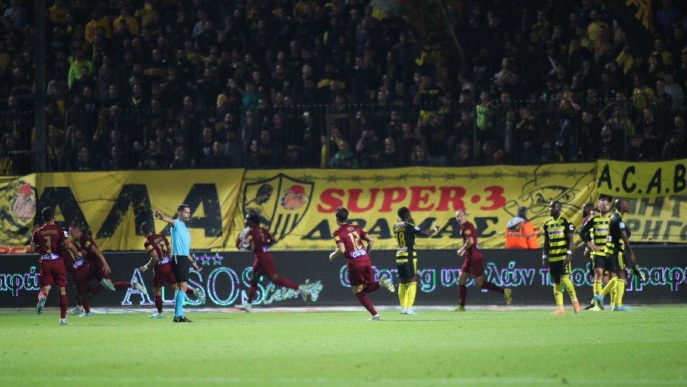 Απίστευτη αδράνεια της άμυνας του Άρη και γκολ για την ΑΕΚ με Σιμάνσκι