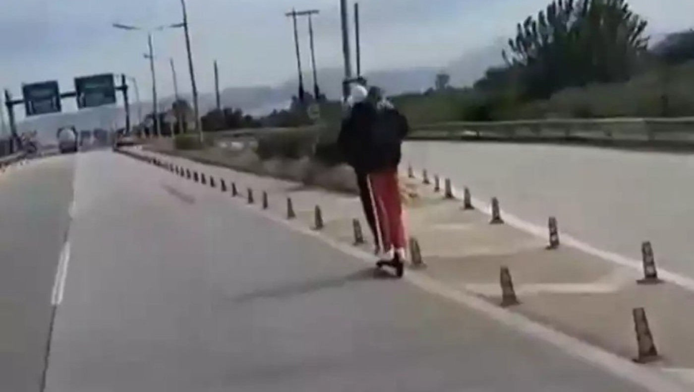 Θεσσαλονίκη: Νεαροί σε πατίνι, τρέχουν με ιλιγγιώδη ταχύτητα στην Εθνική Οδό