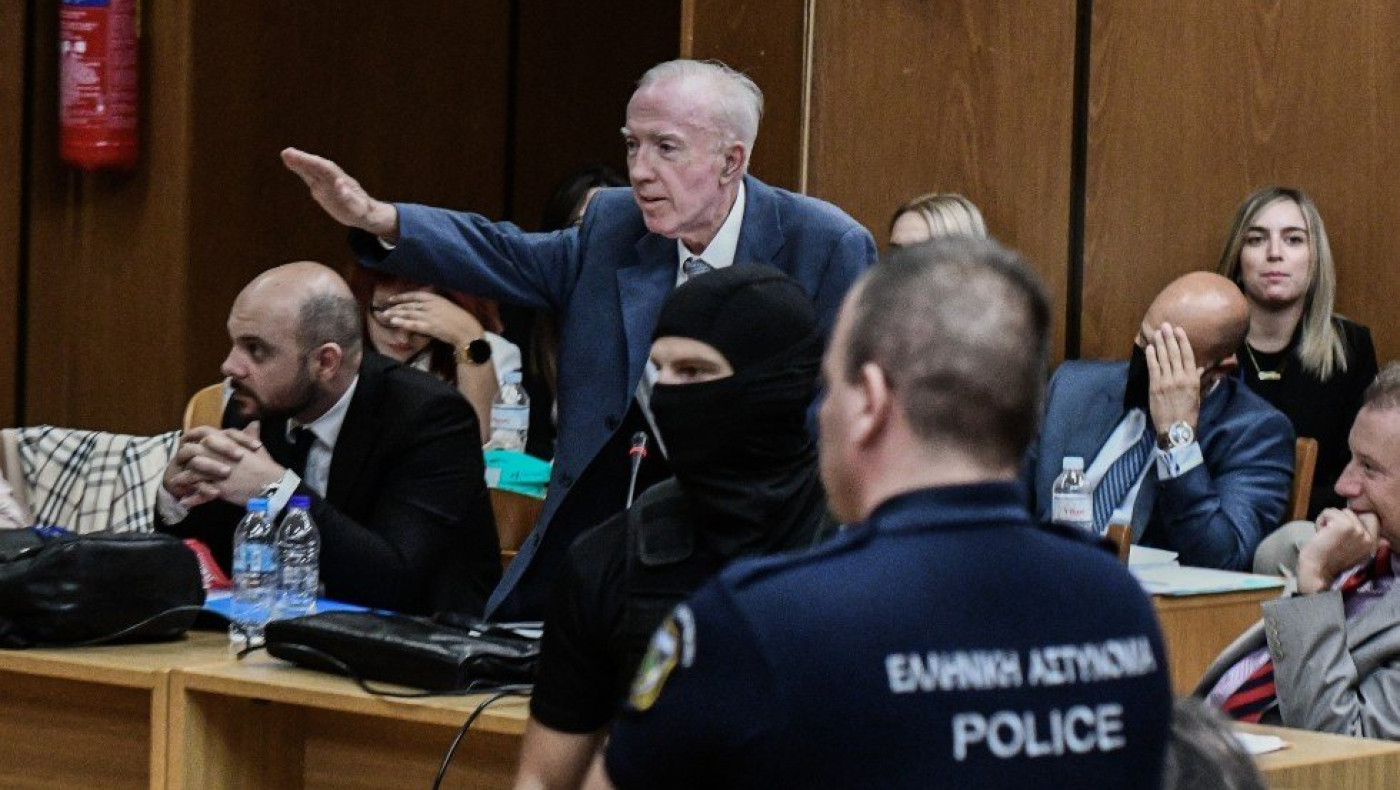 Ναζιστικός χαιρετισμός του Πλεύρη στη δίκη της Χρυσής Αυγής- «Ψόφα ρε φασίστα!»