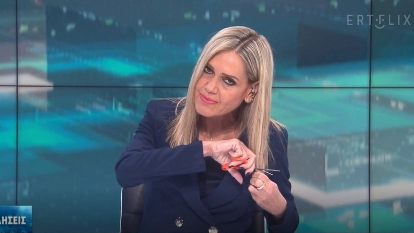 ΕΡΤ3: Έκοψε τα μαλλιά της στον αέρα η Σύνθια Σάπικα στη μνήμη της Mahsa Amini