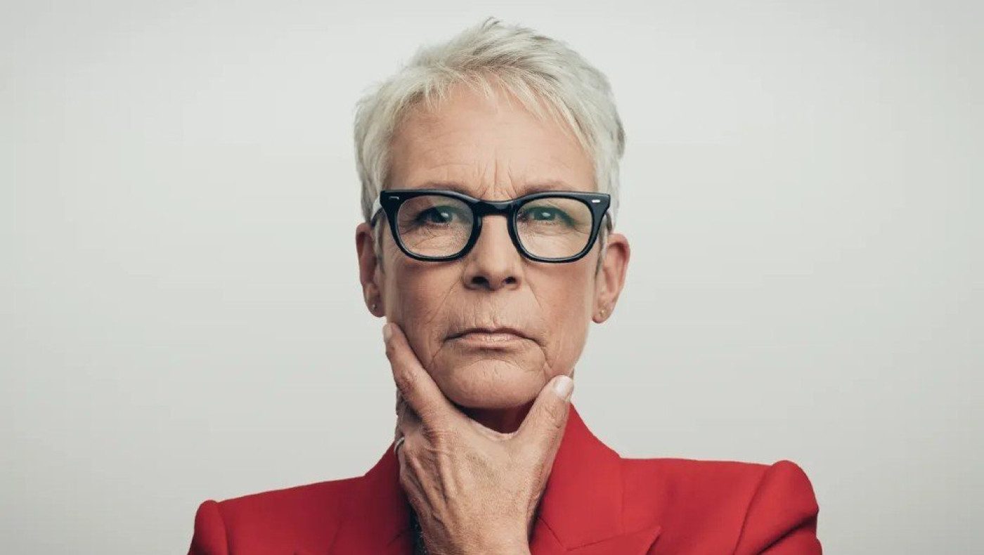 Στα 63 της η Τζέιμι Λι Κέρτις ποζάρει με κορμάκι και διχτυωτό καλσόν