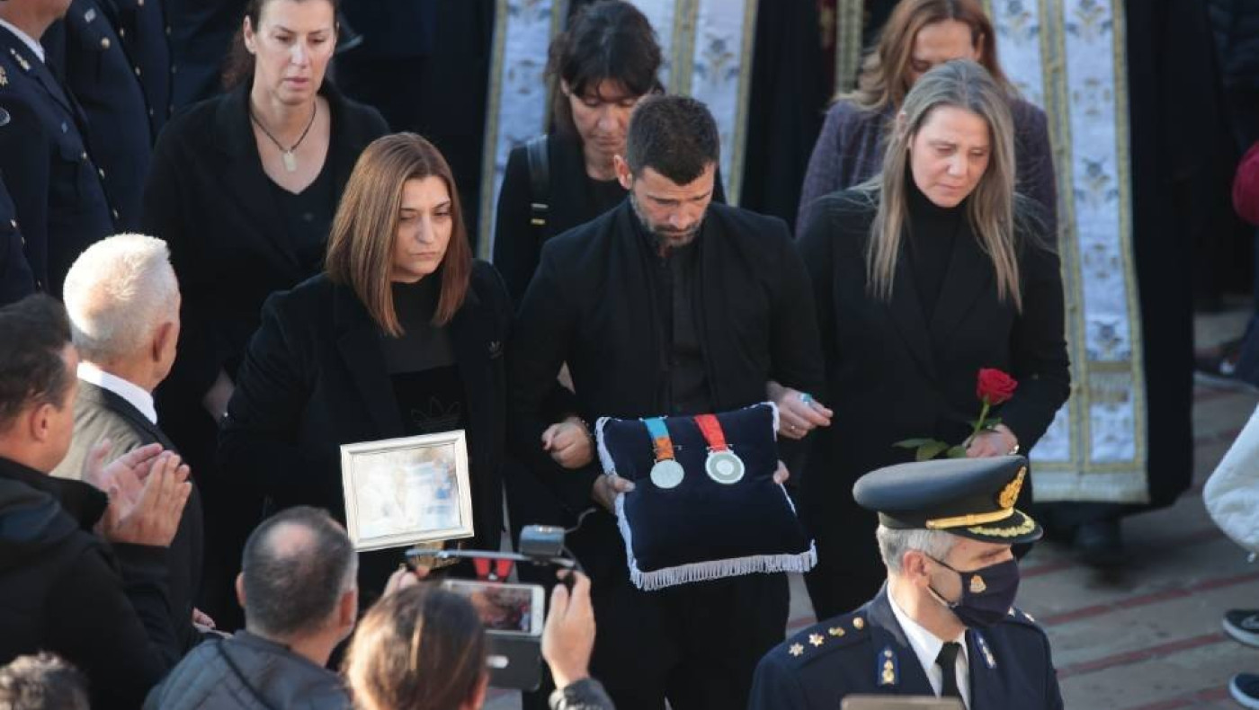 Συγκλονιστική στιγμή: Ο Μουρούτσος κρατούσε τα δύο Ολυμπιακά μετάλλια του Νικολαΐδη (pics)