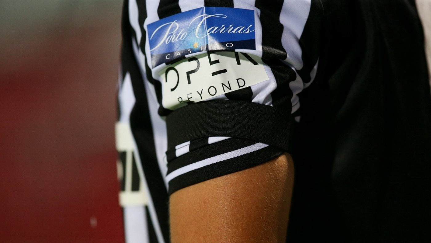 Με μαύρα περιβραχιόνια ο ΠΑΟΚ στο Γ. Καραϊσκάκης για το ντέρμπι με τον Ολυμπιακό