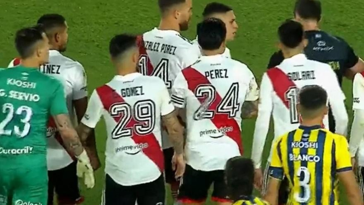 «Μπάχαλο» με τον Κιντέρο: Έσπρωξε τον διαιτητή και αποβλήθηκε