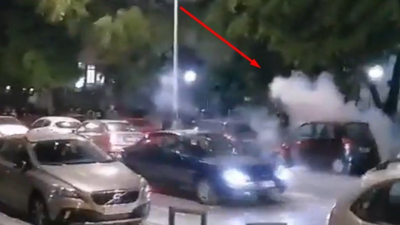 Θεσσαλονίκη: Δακρυγόνα από τα ΜΑΤ έξω από το νοσοκομείο «Γεννηματάς» μετά τη συναυλία του ΛΕΞ